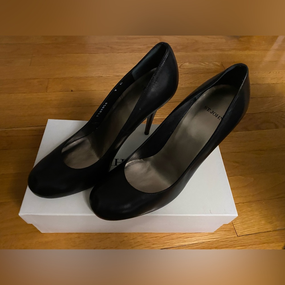 St. John black leather round toe heels with wood grain heel womens shoes size 8